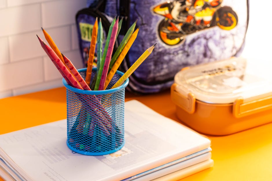 入学グッズが並んだデスクにカラフルな文房具・ランドセル