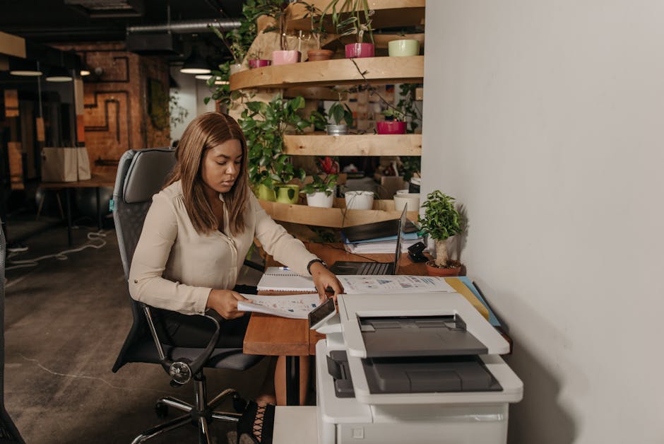 オフィスで書類をスキャンする女性